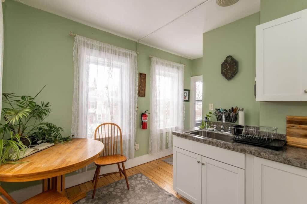 Centrally Located With Lake Views Burlington Zewnętrze zdjęcie