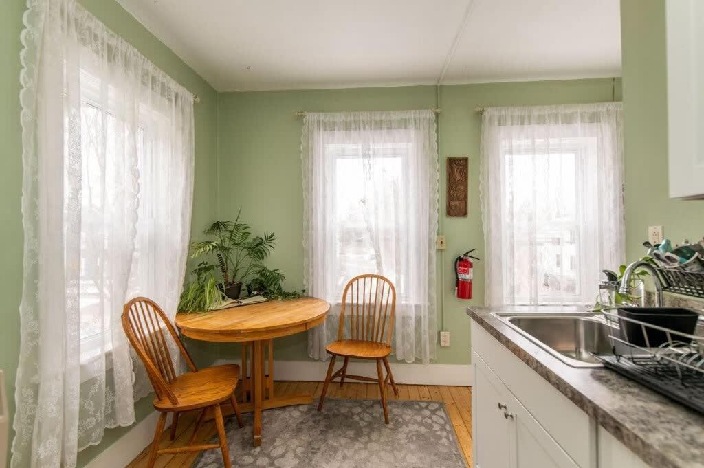 Centrally Located With Lake Views Burlington Zewnętrze zdjęcie