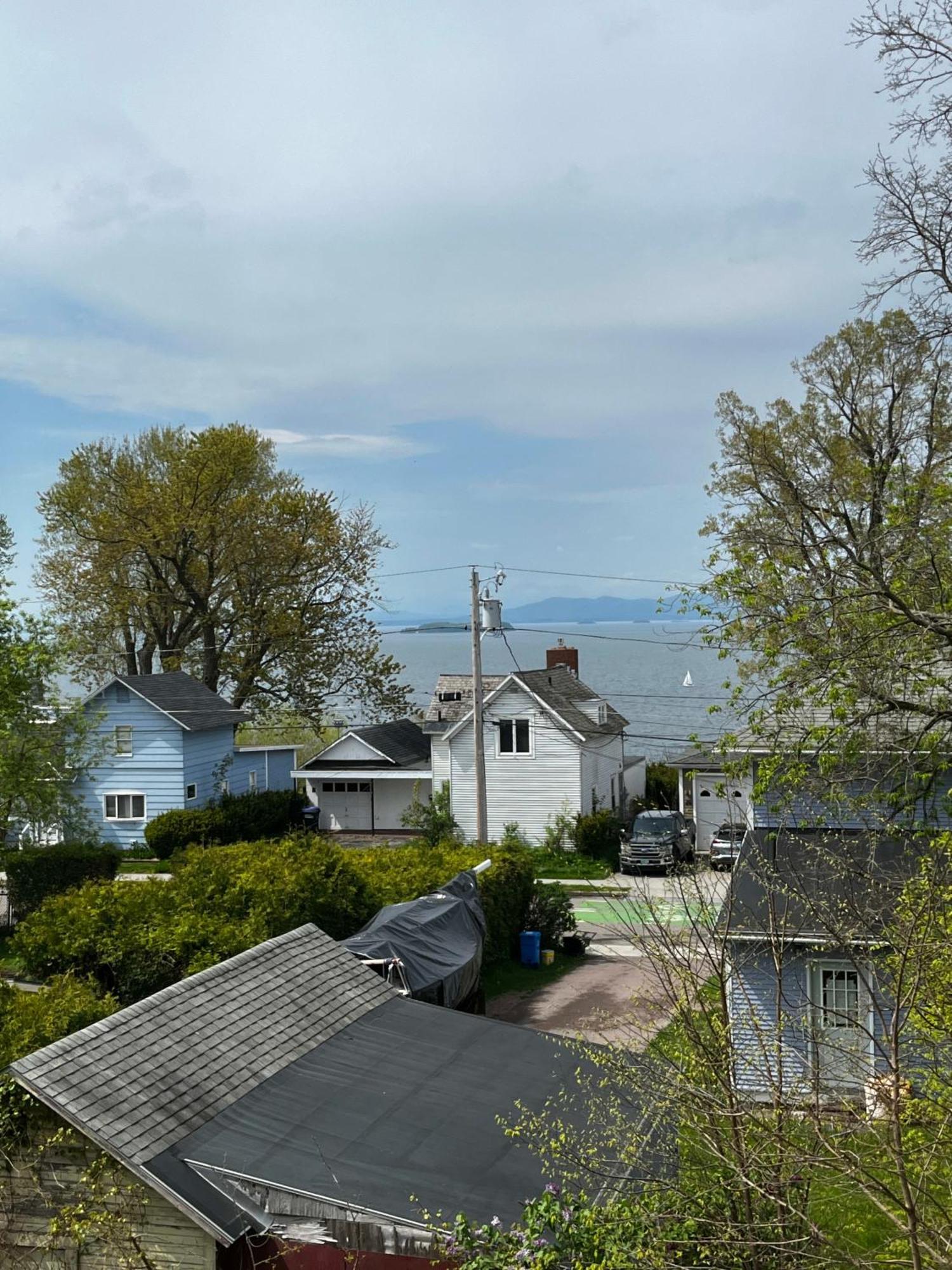 Centrally Located With Lake Views Burlington Zewnętrze zdjęcie