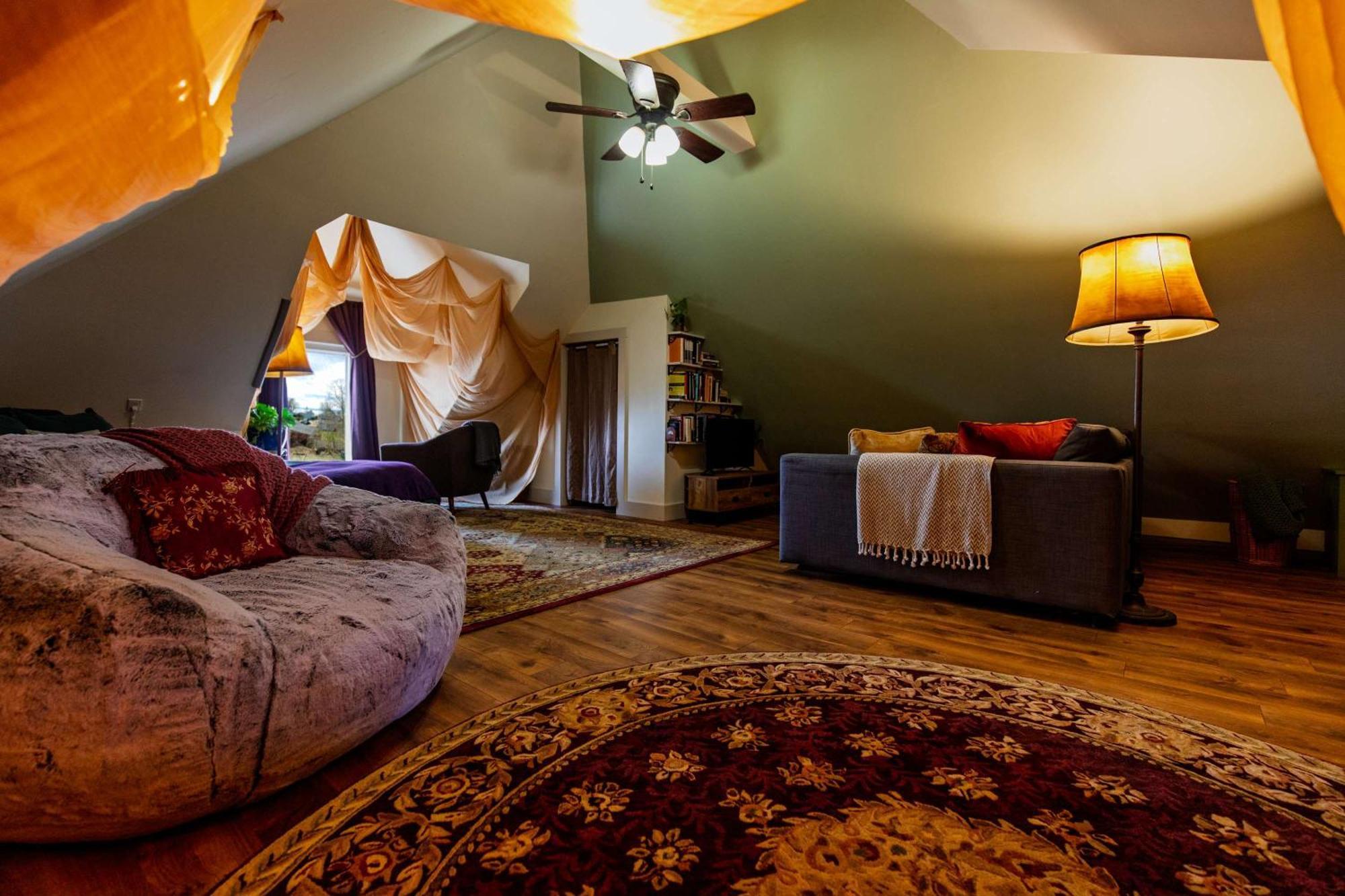 Centrally Located With Lake Views Burlington Zewnętrze zdjęcie