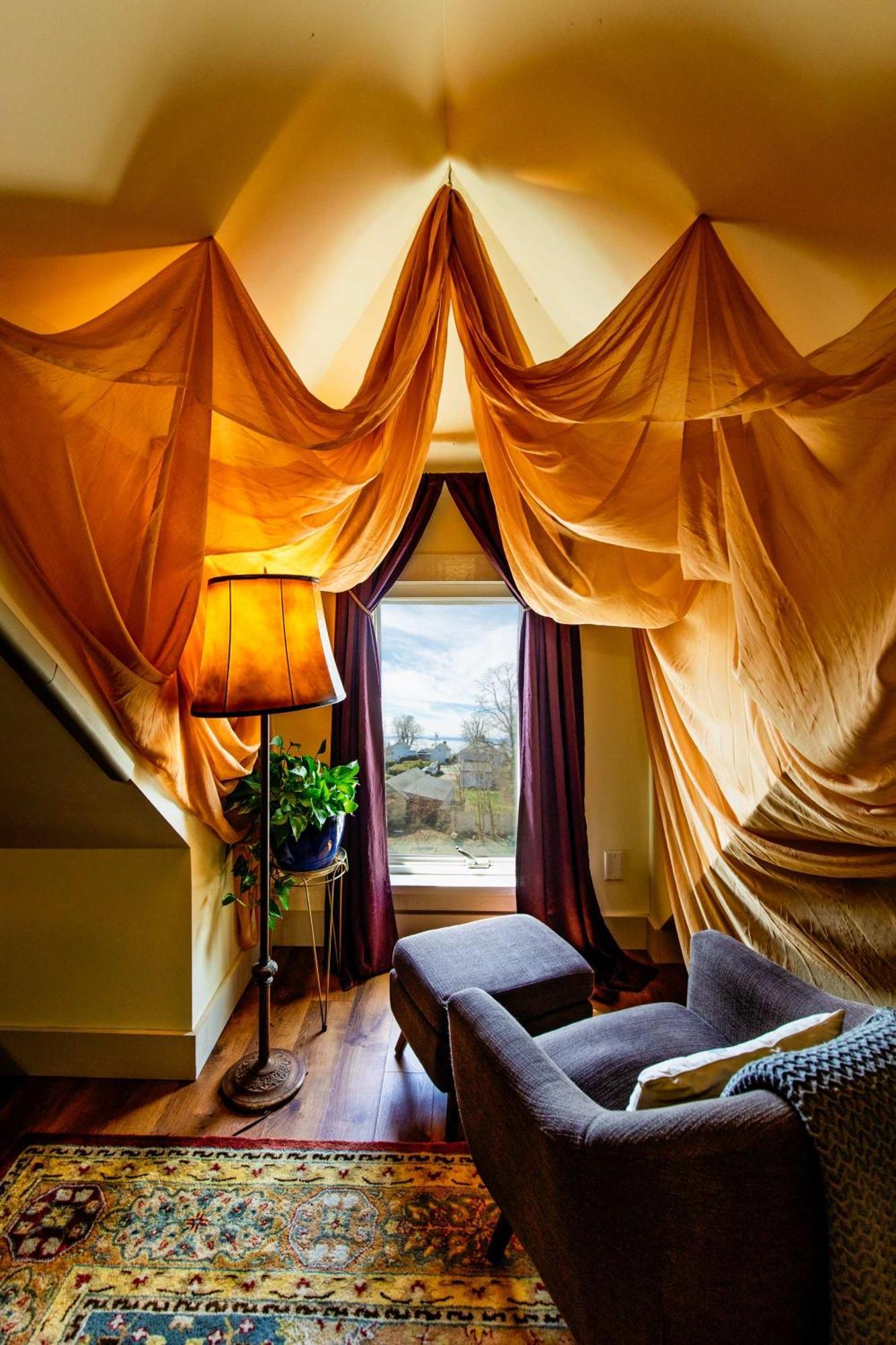 Centrally Located With Lake Views Burlington Zewnętrze zdjęcie